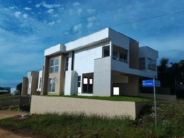 Linda casa dois pisos 03 Dormit�rios c/ su�te