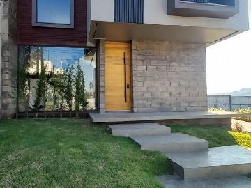 Casa com arquitetura Contempor�nea Industrial em Condom�nio fechado